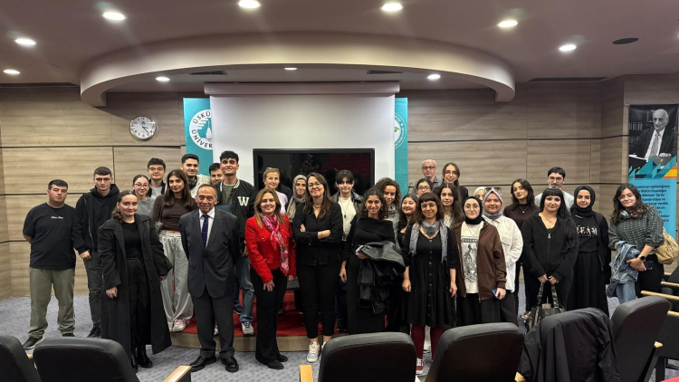 Dekan Prof. Dr. Gül Esra Atalay öğrencilerle bir araya geldi
