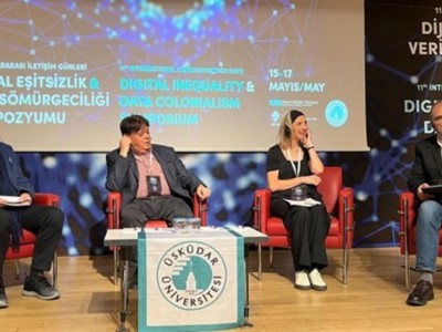 İletişim Günleri Sempozyumunda ilk oturum Davetli konuşmacılar Prof. Dr. Natalie Fenton, Prof. Dr. Haluk Geray, Prof. Dr. Ümit Atabek tarafında