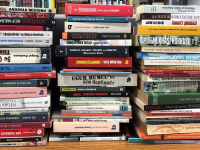 Atakan Yorulmaz Üsküdar İletişim’e 100’ü aşkın kitap bağışı yaptı.