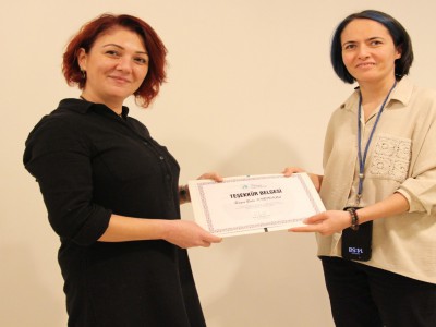 "Pinching Yönetimi ve Bardak Yapımı" etkinliğinin konuğu olan Balâ Kırıkkol, Üsküdar Üniversitesi İletişim Fakültesi öğrencileriyle buluştu.