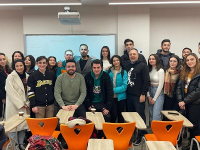 Gazetecilik Bölümü’nde Öğr. Gör. Gökhan Karakaş tarafından verilen Polis-Adliye Muhabirliği dersinde Gazeteci Murat Ağırel konuk oldu