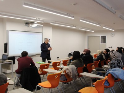 Üsküdar Üniversitesi İletişim Fakültesi Gazetecilik Bölümü tarafından düzenlenen Haber Atölyesi bahar döneminde de eğitimlerine devam ediyor.