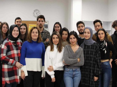 Üsküdar Üniversitesi İletişim Fakültesi’nin uygulama birimi olan Haber Atölyesi’nde bu hafta “Çekim Ölçekleri” eğitimi verildi.
