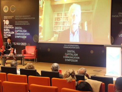 Öğleden sonra gerçekleşen keynote oturumunda Postmodernizmde gelişen iletişim teknolojileri ve dijital kapitalizm konuşuldu