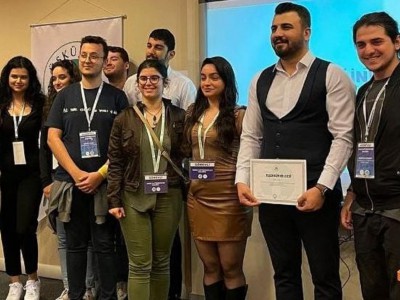 Üsküdar Üniversitesi Genç İletişimciler Kulübü’nün düzenlediği etkinlikte konuşan Mert Arı, girişimcilik deneyimlerini paylaştı.