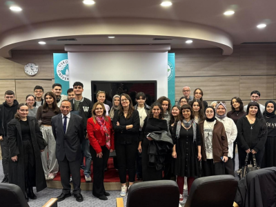 Dekan-öğrenci buluşmasında Prof. Dr. Gül Esra Atalay öğrencilerle buluştu.