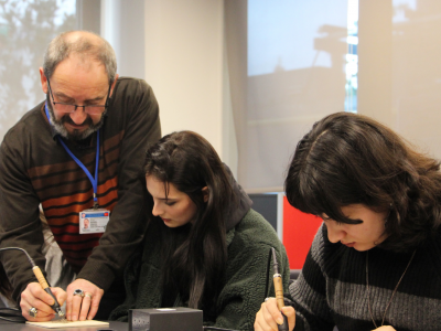 Muammer Kırmızıgül ve öğrencilerinin katılımcılara yakma resim sanatı çalışması yaptırdı. Kırmızıgül sanatıyla ilgili önemli bilgiler verdi.