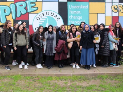Üsküdar Cumhuriyet Mesleki ve Teknik Anadolu Lisesi son sınıf öğrencileri Üsküdar İletişim'i ziyaret ederek fakülte hakkında bilgi edindi.