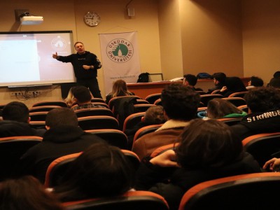 Üsküdar Üniversitesi İletişim Fakültesi Yeni Medya ve Gazetecilik Bölümü, Polis Adliye Muhabirliği dersinde Sınav Koleji öğrencilerini ağırladı.