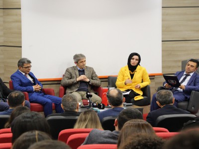 Üsküdar Üniversitesi İletişim Fakültesi'nde 10 Ocak Çalışan Gazeteciler Günü Paneli düzenlendi.