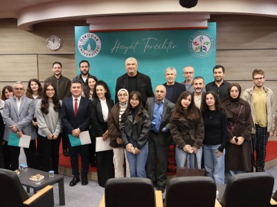 Üsküdar Üniversitesi’ndeki “Medya ve Etik” panelinde sektör temsilcileri, gazetecilikte etik ilkeleri ve güncel sorunları öğrencilerle değerlendirdi.