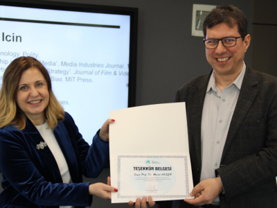 Üsküdar Üniversitesi İletişim Fakültesi’nde düzenlenen seminerde, Prof. Dr. Murat Akser yapay zekâ ile film yapımını ve etkilerini anlattı. 