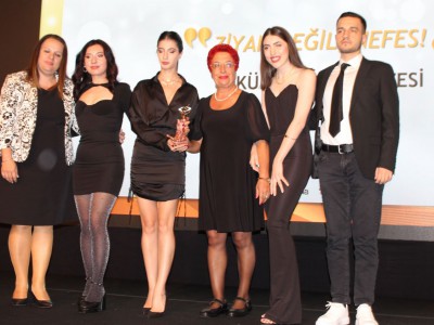 Üsküdar İletişim öğrencileri Altın Pusula ödülü kazandı.