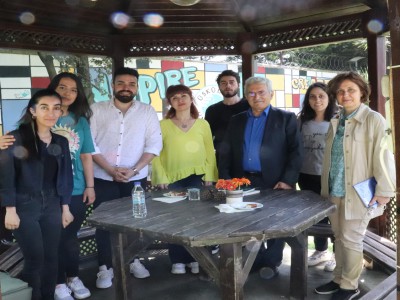 Radyo Televizyon Sinema öğrencileri bölüm başkanı Doç. Dr. Esennur Sirer ile tasarladıkları 'Çardak Sohbetleri' programının çekimlerine başladılar.