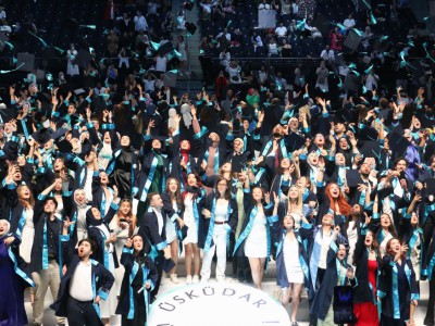 Üsküdar Üniversitesi'nde mezuniyet coşkusu