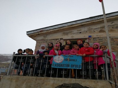 Halkla İlişkiler Bölümü 4. Sınıf öğrencileri “Bir El Uzat Bir Kalbi Aydınlat” kampanyası çerçevesinde Siirt’te 2 köy okuluna yardım yaptı.