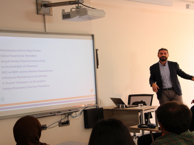 Yeni Medya atölyesinde dijital marka stratejileri konuşuldu.