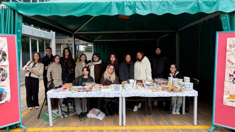 İletişim Fakültesi öğrencilerinden sokak kedilerine anlamlı destek