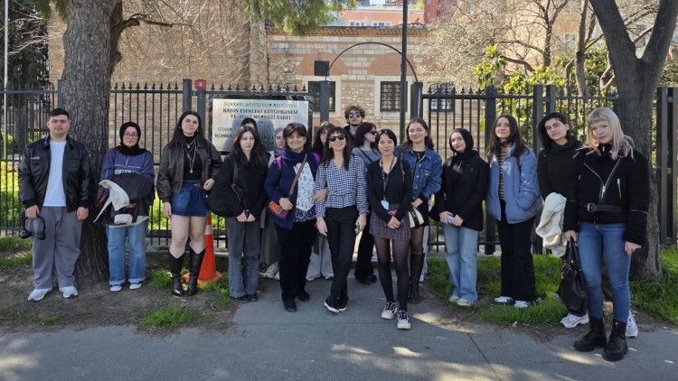 Üsküdar Üniversitesi’nden Kadın Eserleri Kütüphanesi’ne anlamlı ziyaret