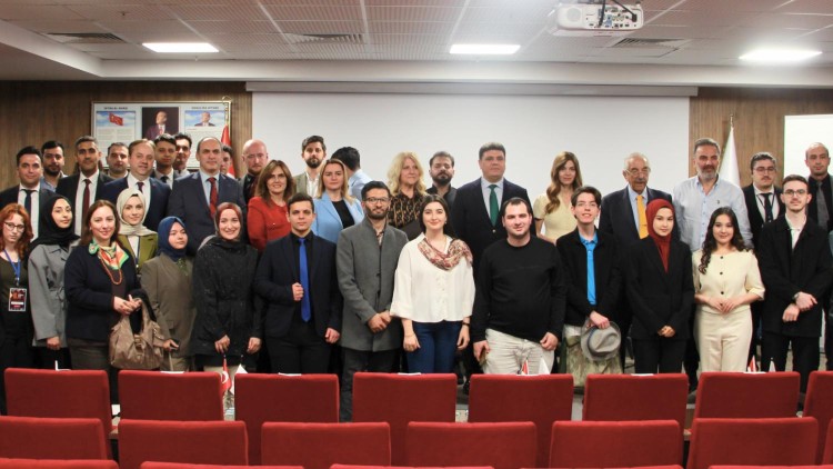 “Yapay Zekâ Çağında Dezenformasyon ve Medyanın Geleceği” zirvesini Prof. Dr. Gül Esra Atalay yönetti